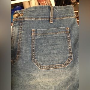 Size 10 woman’s westbound cropped jeans.